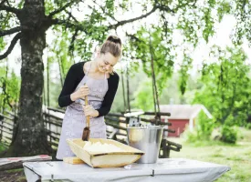 Jente som lager smør.