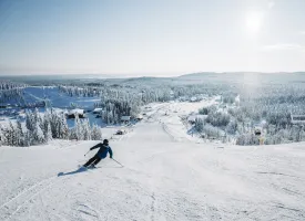 Ein Skifahrer auf einer Skipiste in Orsa.