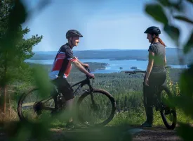 To personer kører på mountainbike.