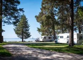 Bobiler på en campingplass i Rättvik.