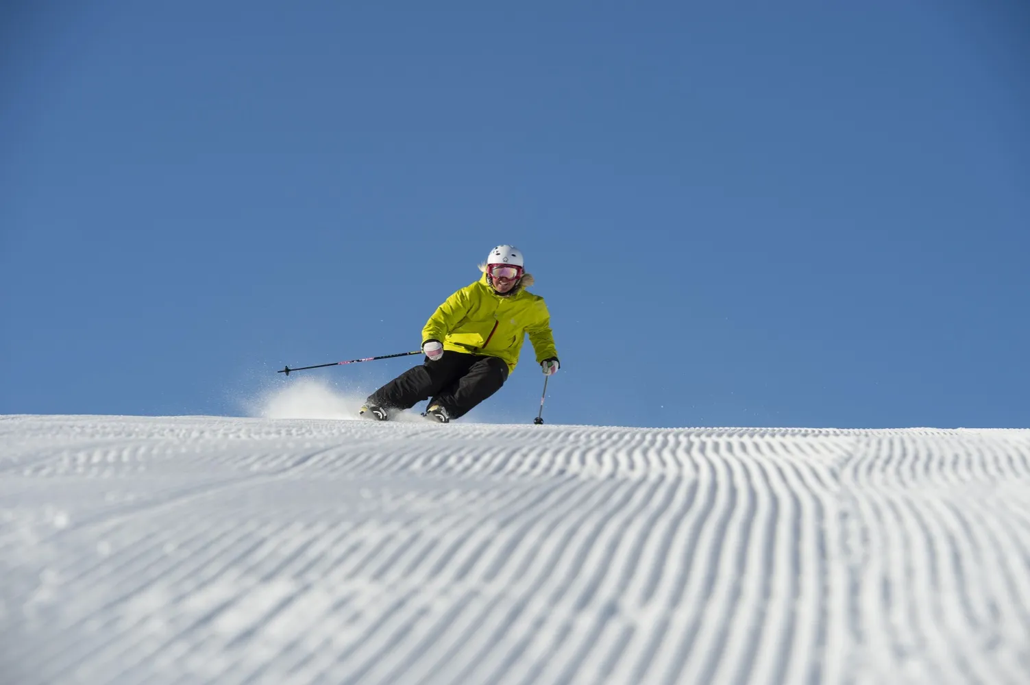 Pige kører slalom på en pist.