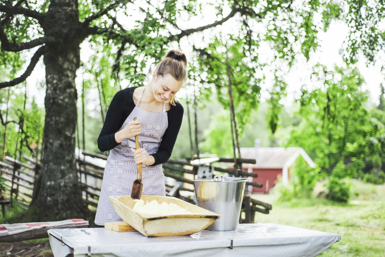 Jente som lager smør.