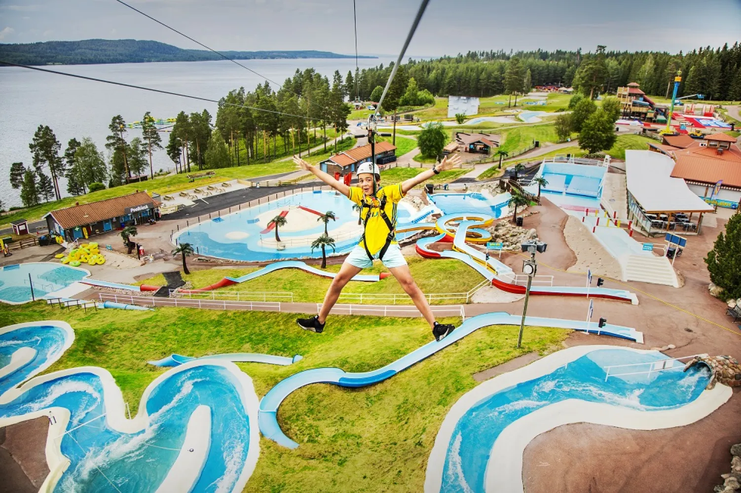 To barn kjører zipline i Leksand Sommarland.