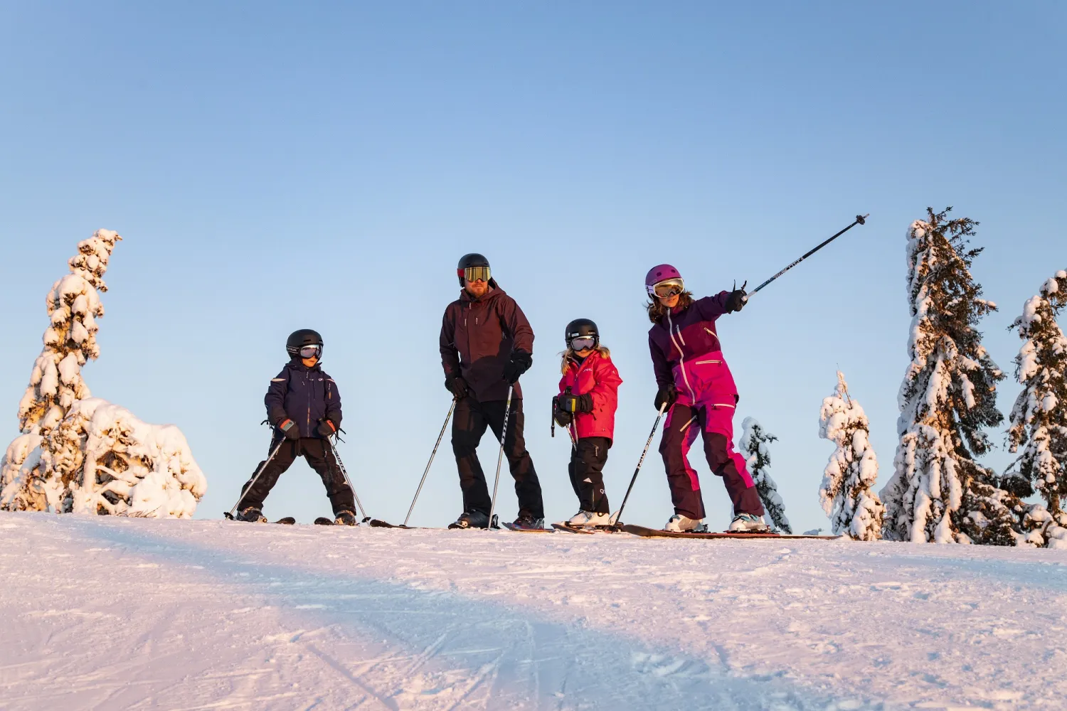 En familie på ski i Säfsen.