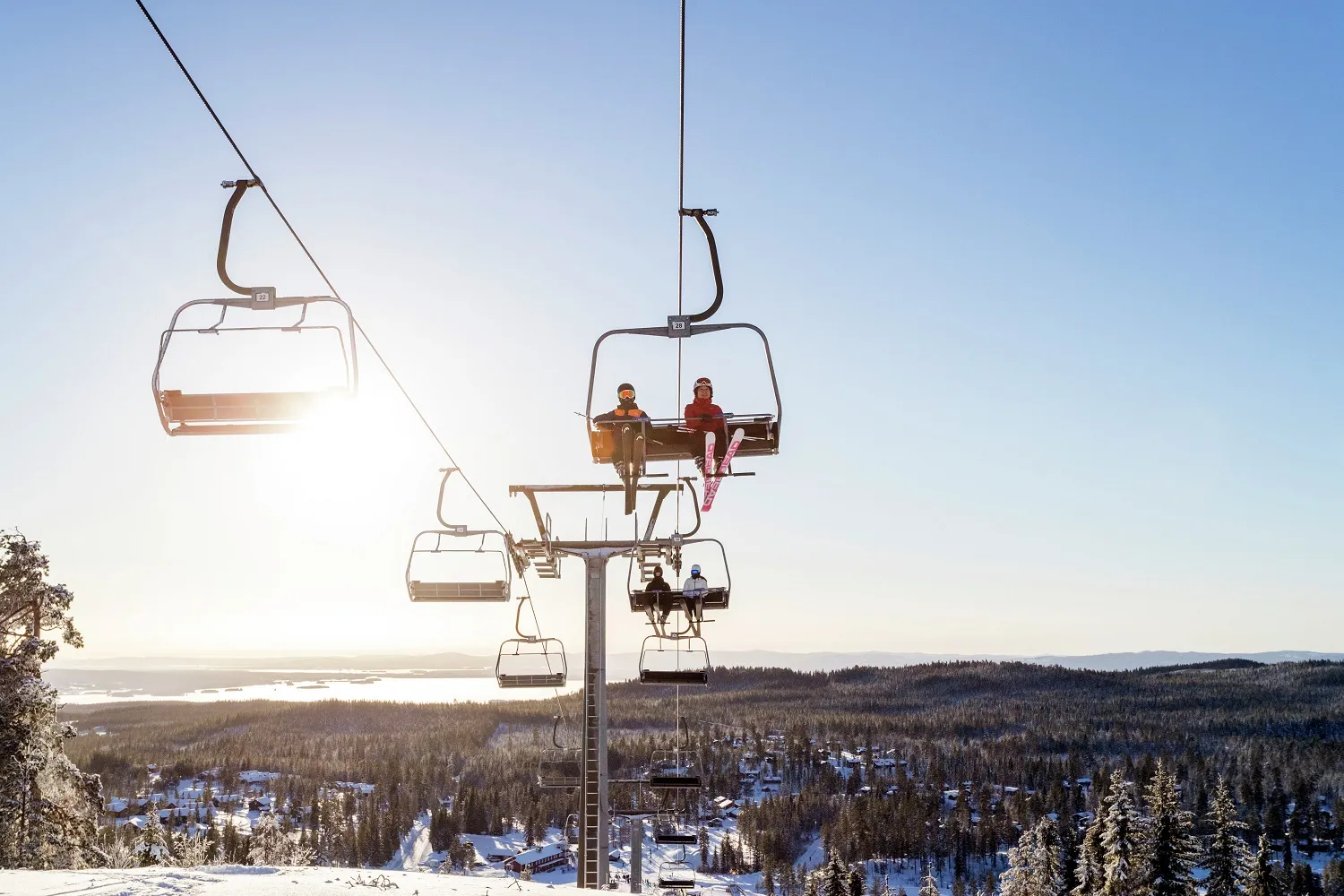 Børn sidder i en skilift.