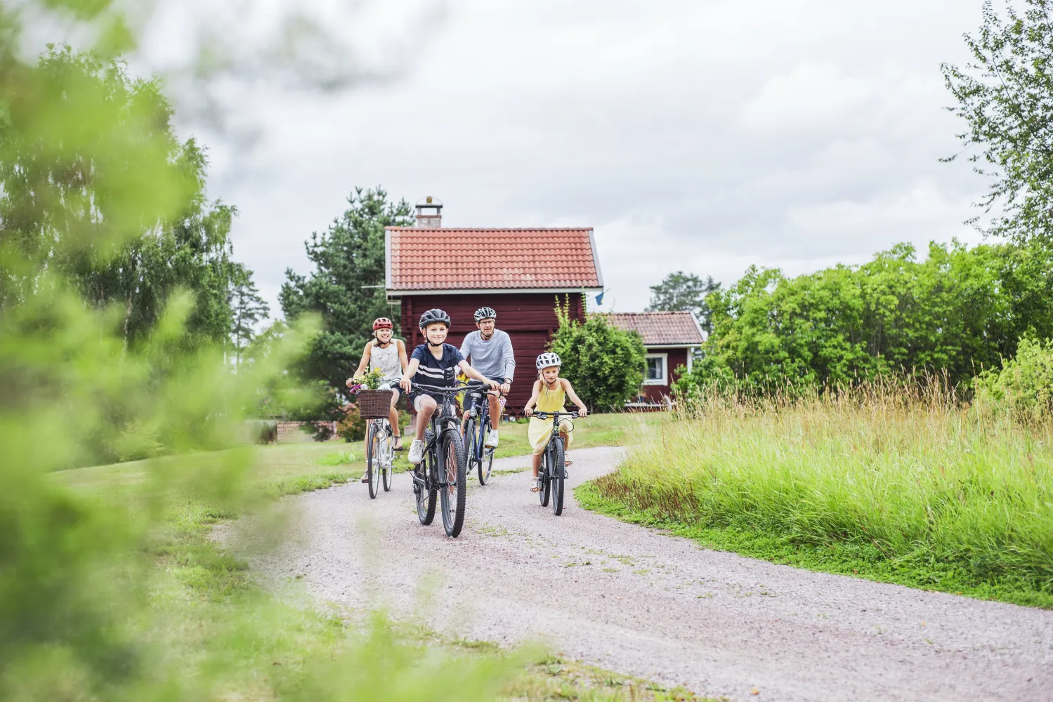 Familie fietsen langs een onverharde weg.