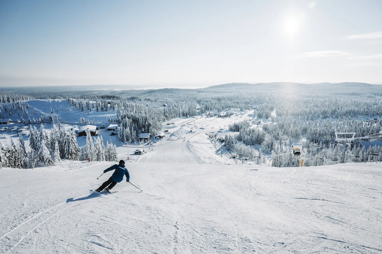 Ein Skifahrer auf einer Skipiste in Orsa.