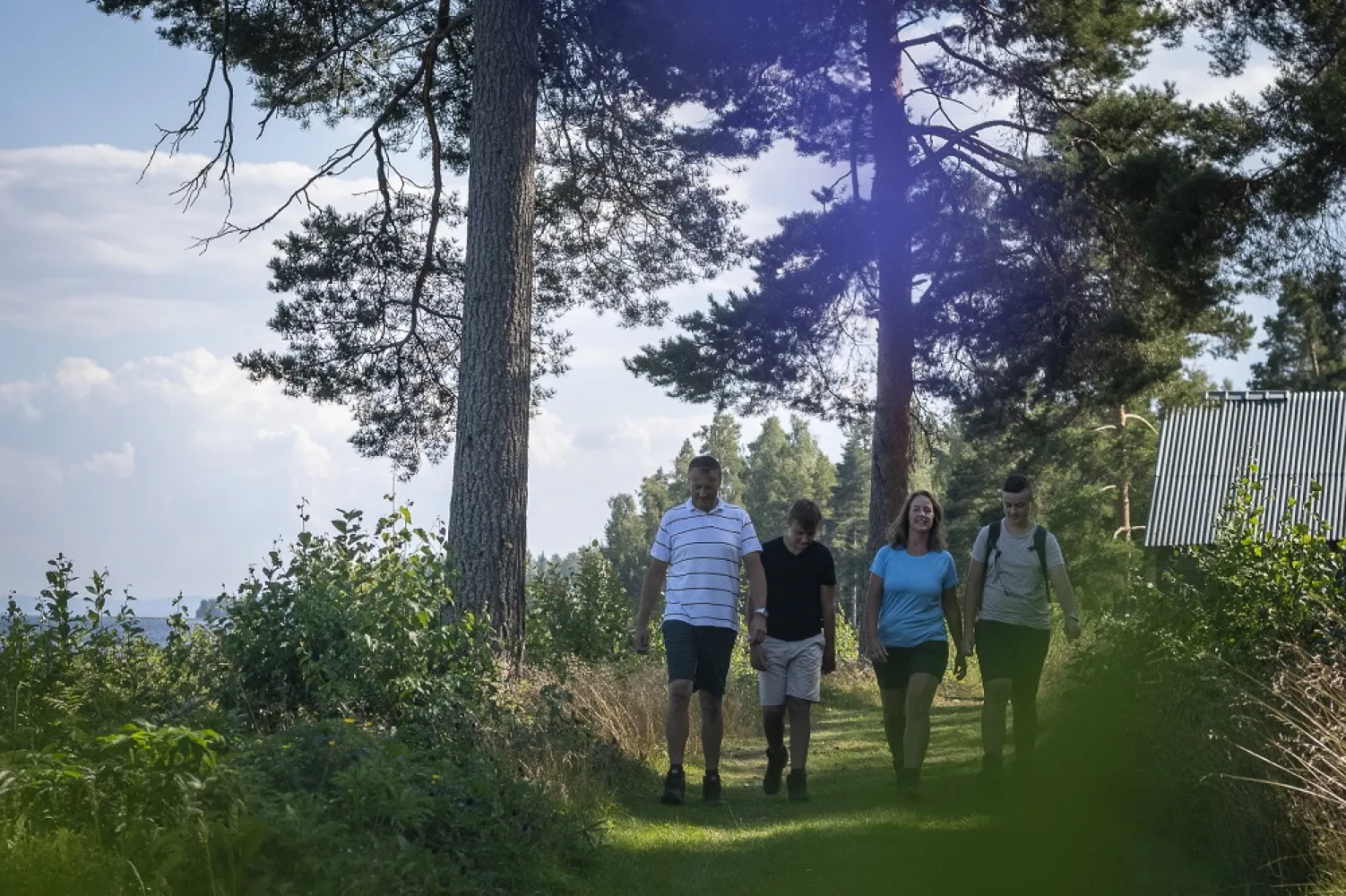 Een gezin loopt op een wandelpad.