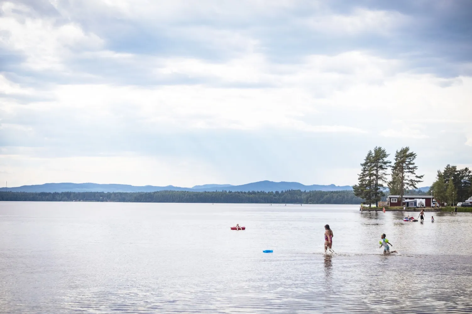 Flere mennesker bader fra Orsa Camping.