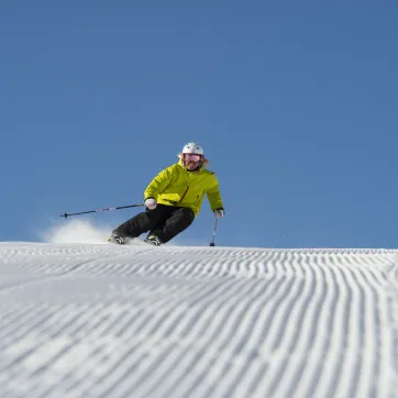 Pige kører slalom på en pist.