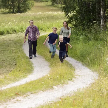 Een familie wandelt over eenn karrespoorpad.