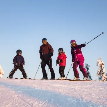 En familie på ski i Säfsen.