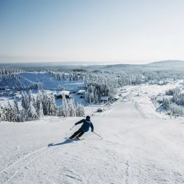 Ein Skifahrer auf einer Skipiste in Orsa.