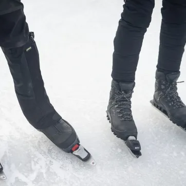 Twee paar benen met langeafstandschaatsen.