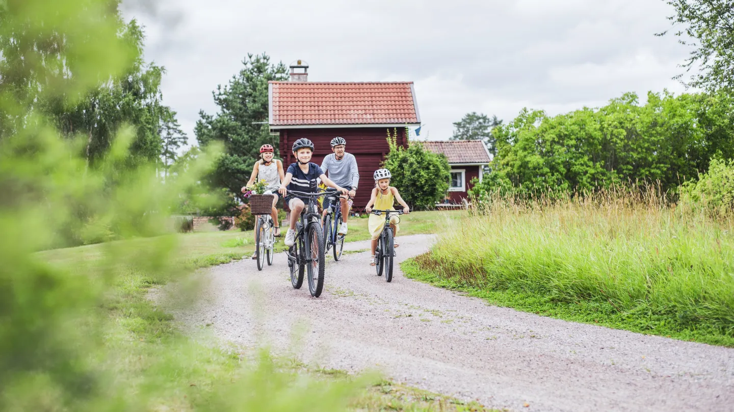 Familie fietsen langs een onverharde weg.