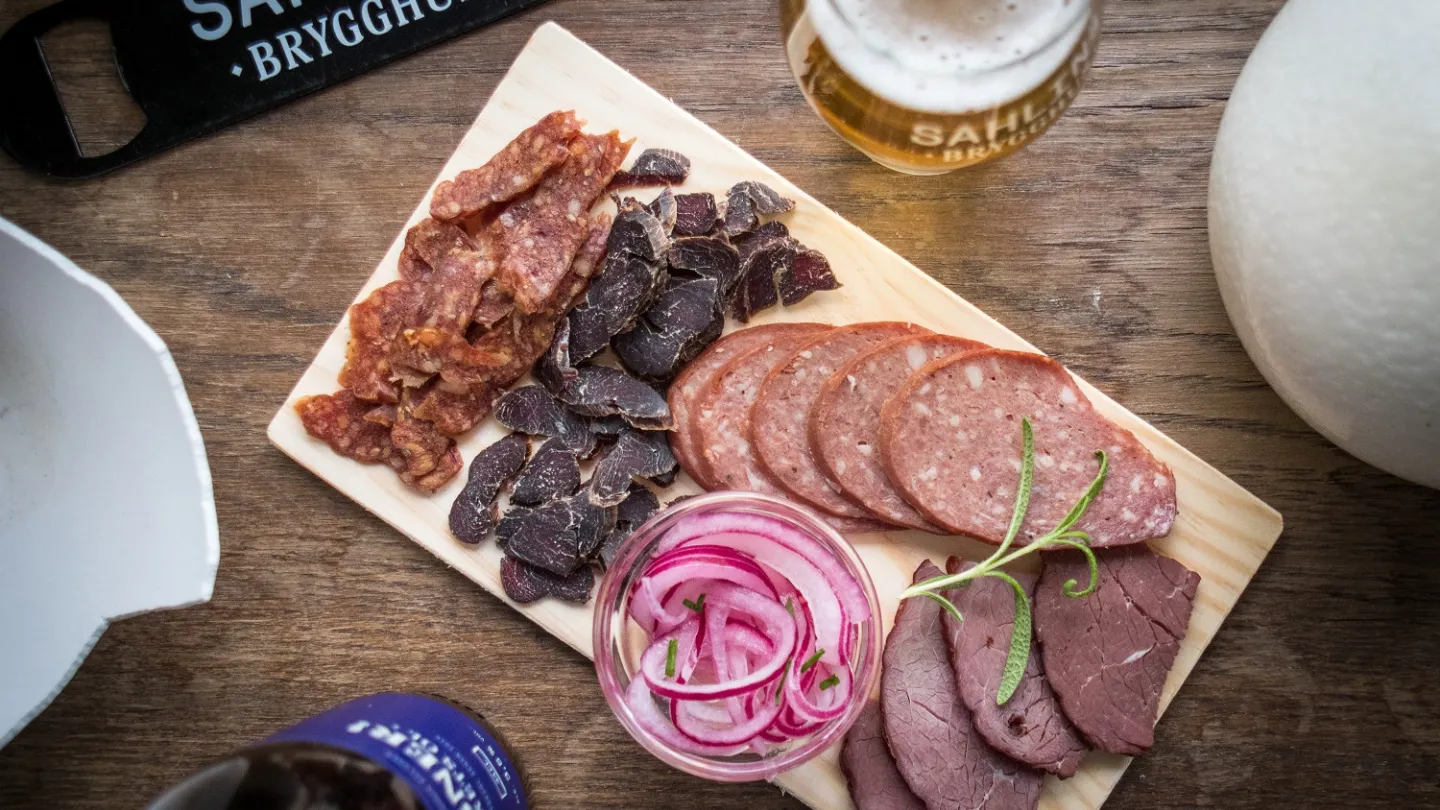 Charcuterie mat på et trebrett.