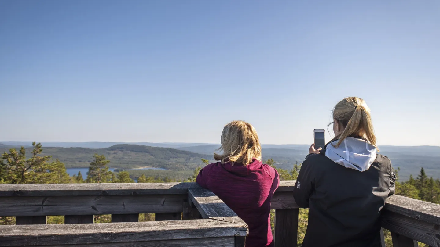 Zwei Frauen fotografieren die Aussicht von einem Wachturm.