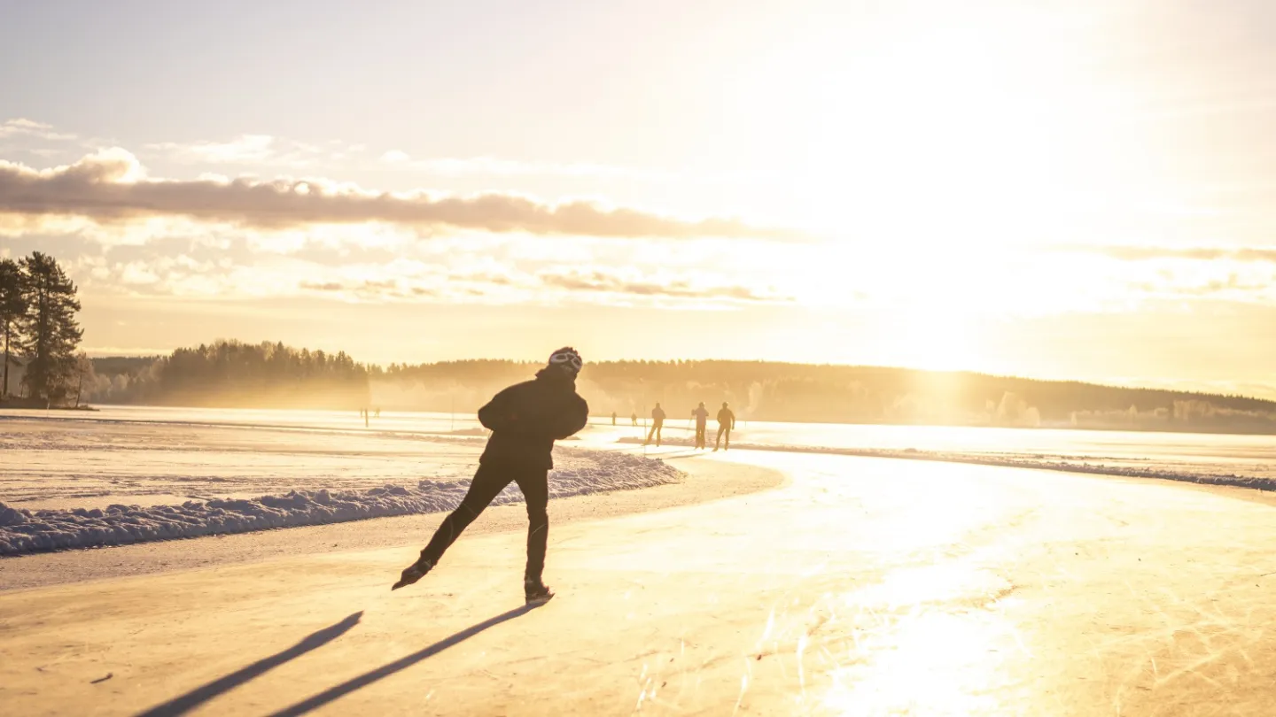 Een schaatser op een geveegde baan in het zonlicht.