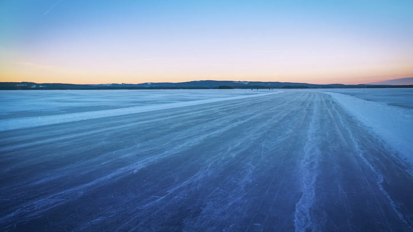 Een brede geveegde schaatsbaan på natuurijs.