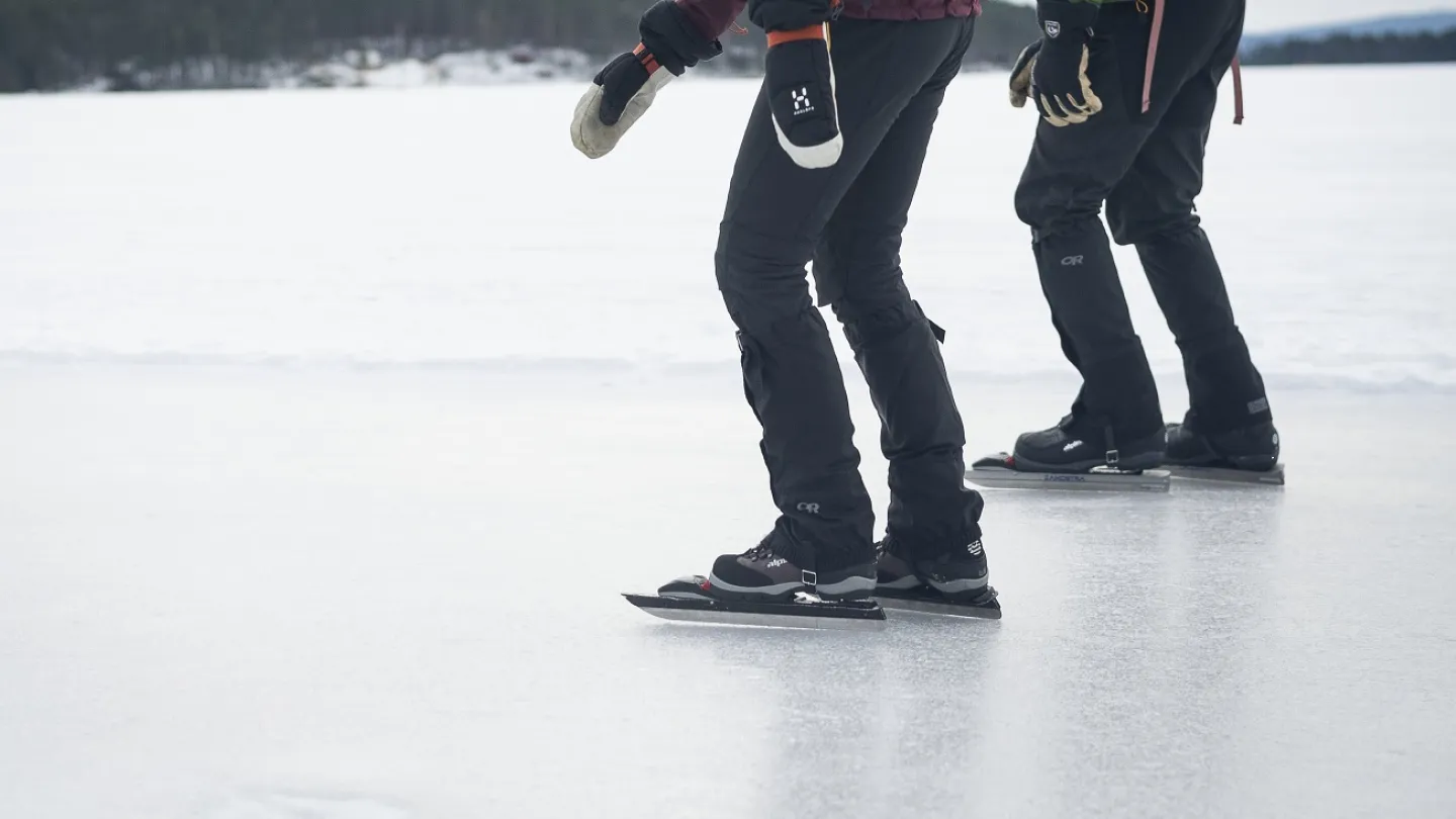 Twee langeaftandschaatsers met rugzakken.