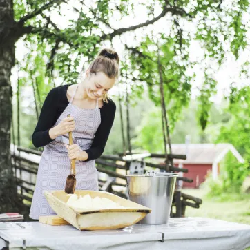 Jente som lager smør.