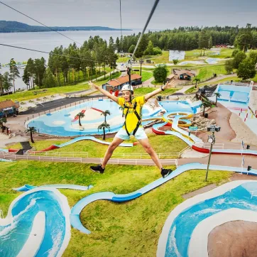 To barn kjører zipline i Leksand Sommarland.